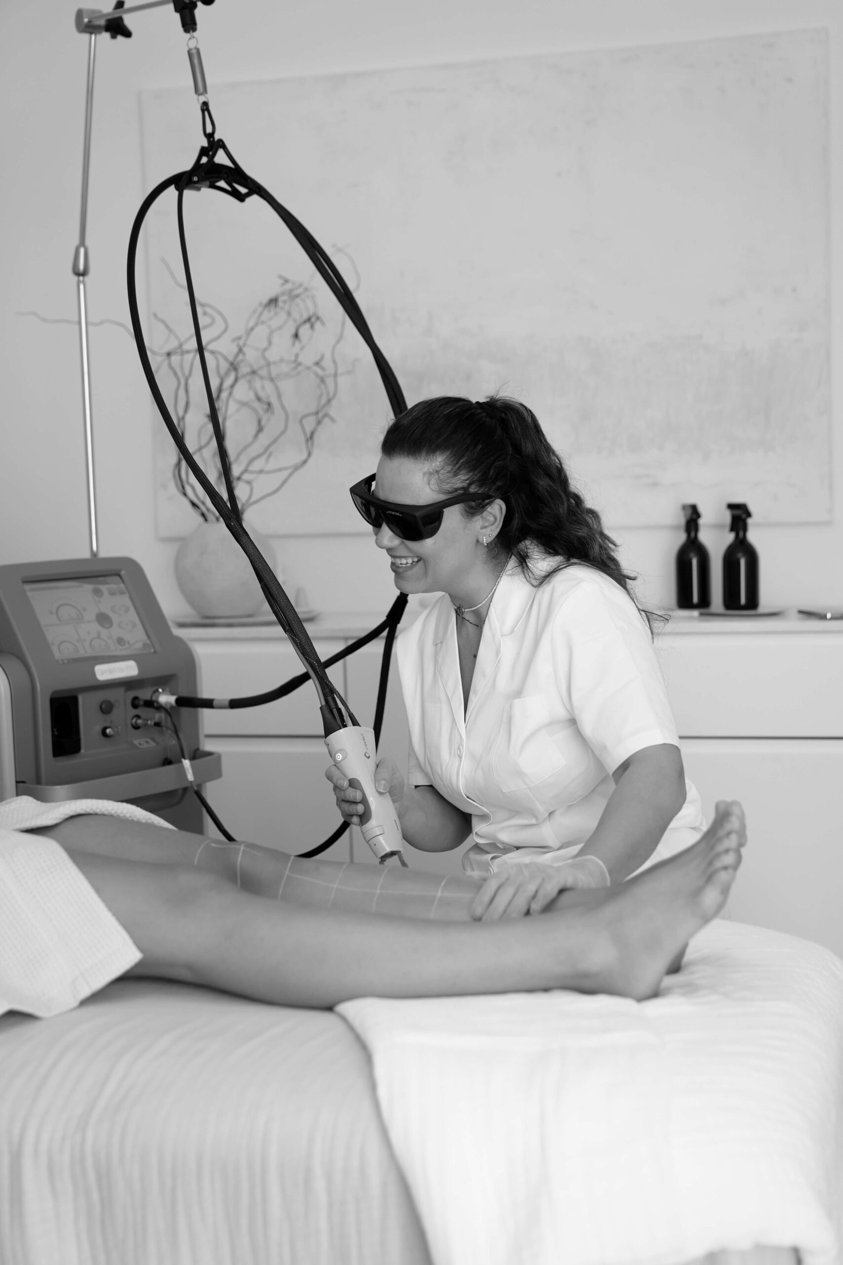 Rima behandelt bei Beauty Laser Wien ein Bein mit dem Laser