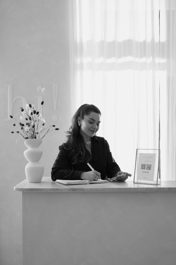 Rima am Empfang ihres Studios Beauty Laser Wien